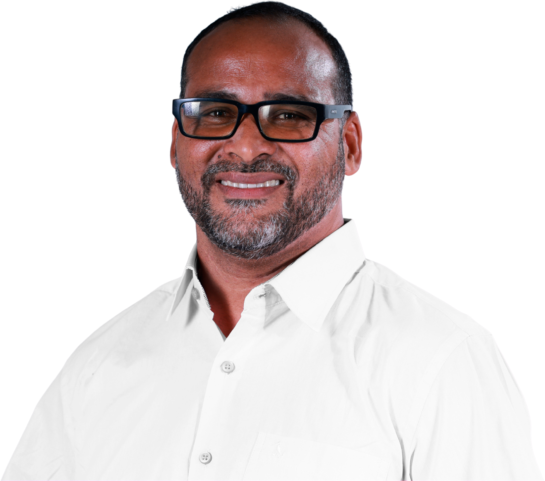 Professor Benizário sorrindo, de camisa branca